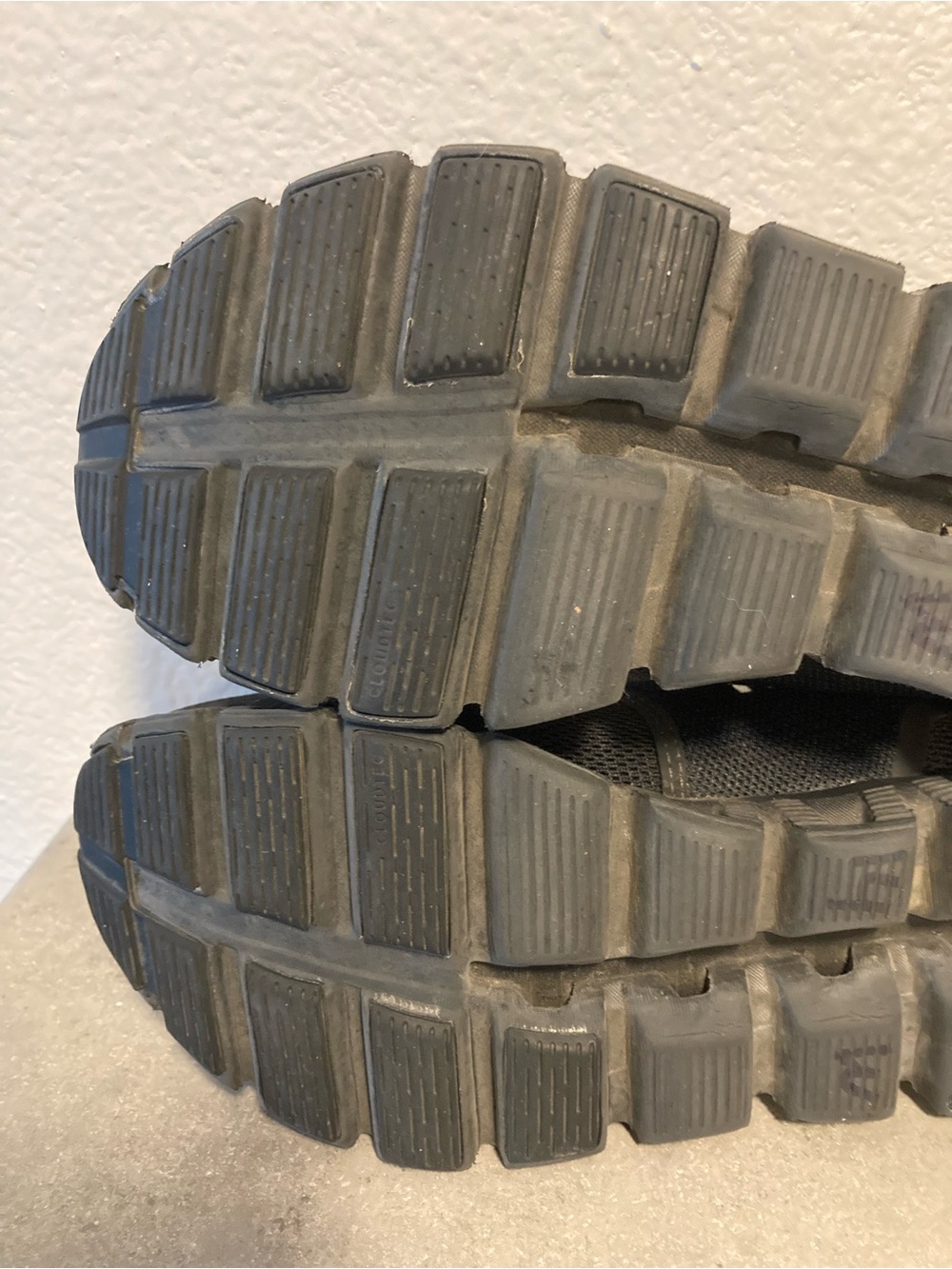 On Like New Running Shoes - Picture 9 of 11
